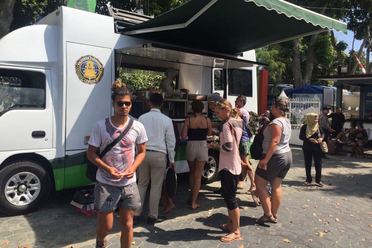 Food truck offers free food for earthquake-affected tourists in Lombok